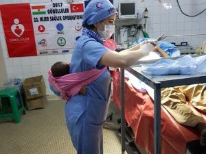 Nijer’li anne ameliyatı sırasında bebeğini bırakacak kimse bulamayınca, yardımına Türk hemşire Mülkiye Okyay yetişti