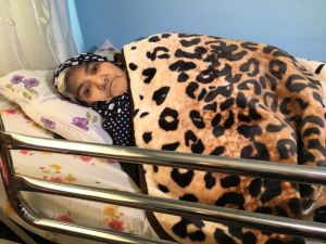 Yürüyerek gittiği hastaneden sedyeyle çıktı