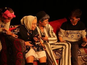 Kuşadası Belediye Tiyatrosu ’Çocukların Dünyası’nı sahneye koydu