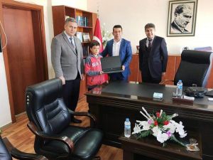 Sarıgöl Kaymakamından başarılı öğrenciye dizüstü bilgisayar