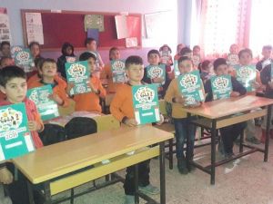 Kula’daki ilkokullarda takvim dağıtımına başlandı