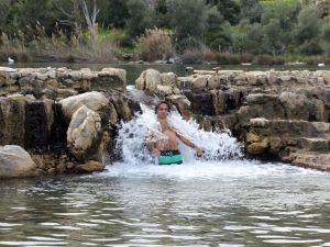 Ocak ayında göle girip şifa arıyorlar
