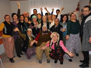 Gündüz bağ bahçede, akşam tiyatro sahnesinde