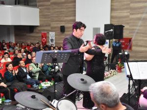 Alaşehir Belediyesi Türk Sanat Müziği Korosu yılın ilk konserini verdi