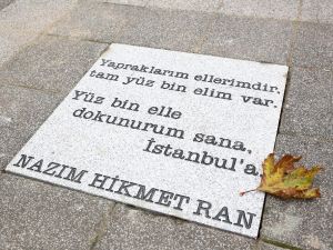 Nazım Hikmet’in şiirleri Kadıköy sokaklarında