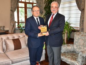 Manisalı yazar kitabını Vali Güvençer’e hediye etti