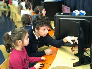 Liseliler kardeşlerine kodlama öğretiyor