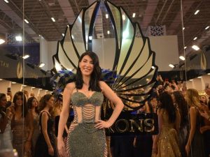 Gelinlik fuarında Hande Yener izdihamı