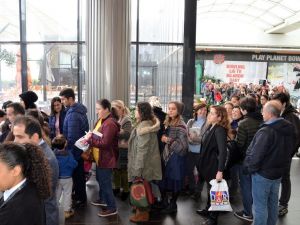 Cüceloğlu’nun imza gününe yoğun ilgi