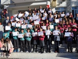 İkizlerin okulunda karne sevinci