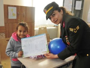 İlk karne ve hediyelerini jandarmadan aldılar