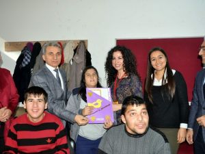 Güzelköy Özel Eğitim Merkezi öğrencileri karnelerini Kaymakamdan aldı