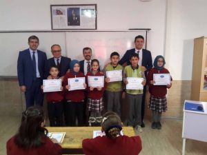 Kaymakam ve başkan karne dağıttı