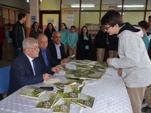 Yazar Çapkıner’den Gazi Ortaokulu’nda imza günü