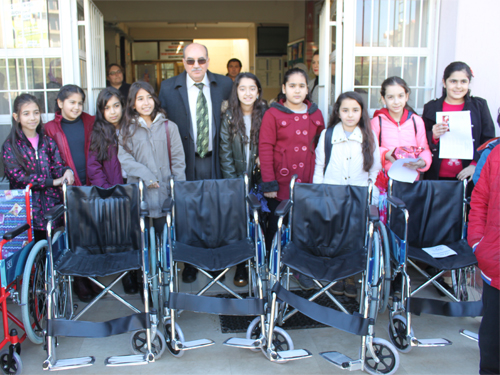 Okul harçlıklarıyla engellilere tekerlekli sandalye aldılar