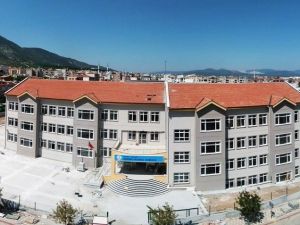 Yeni okullarına karne gününde kavuştular