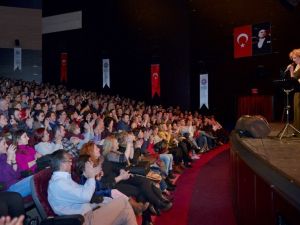 Zuhal Olcay Maltepeliler için sahne aldı