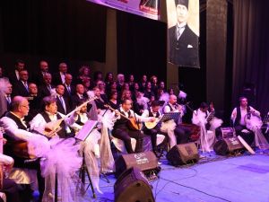 Efeler Belediyesi Türk Halk Müziği Korosu dinleyenleri mest etti