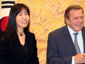 Almanya eski Başbakanı Schröder, Güney Koreli sevgilisiyle evleneceğini duyurdu