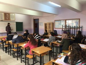 Kula’da öğrenciler yarıyıl tatilinde derslerini pekiştiriyor