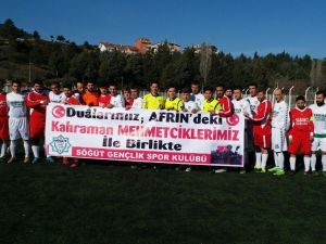 Simav’da maç öncesi askerlere pankartlı destek