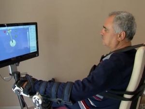 Tekerlekli sandalye ile girdiği hastaneden yürüyerek çıktı