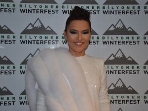 Doğum günü olan bir kıza sahne aldığı elbiseyi hediye etti