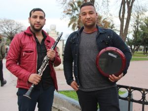 Sokak ortasında döktürünce ilgi odağı oldu