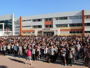 Öğrenci ve öğretmenler ders başı yapıyor