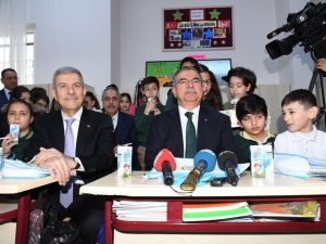 Bakan Demircan okulun ilk günü öğrencilerle bir araya geldi