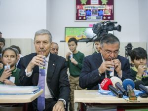 Eğitim öğretim yılının ikinci yarıyılı süt dağıtımıyla açıldı