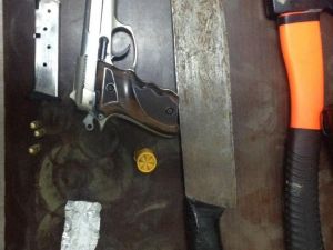Kuşadası’nda ruhsatsız 3 silah ve kesici aletler ele geçirildi