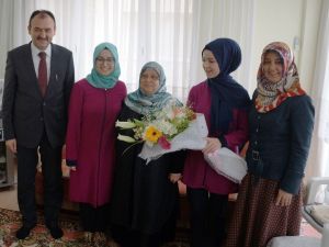 Aydınlı öğrenciler yaşlıları evlerinde ziyaret ediyor