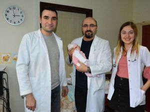 Tüm vücut soğutma tedavisi ile hayata döndü