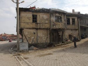 Bu bina tehlike saçıyor