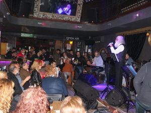 Suavi çocuklar için sahneye çıktı