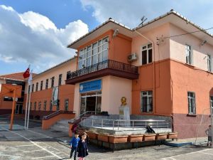 5 Eylül İlkokuluna Salihli Belediyesi eli değdi