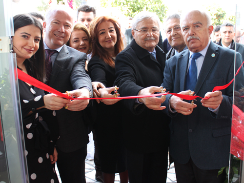 Öztürk Eczanesi Efeler’de hizmete açıldı