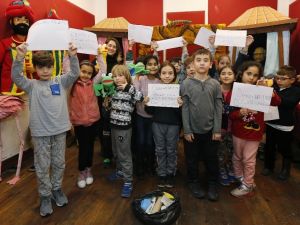 Neşeli kuklalar çocuklarla buluşuyor