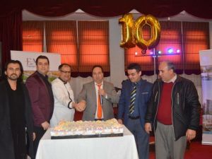 10. yıl pastasını hep birlikte kestiler