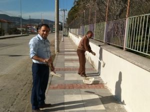 Okul müdürü okulun bahçe duvarını boyadı