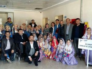 Aslanapa Halk Oyunları ekiplerinden büyük başarı