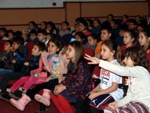 Aliağalı minikler ‘Üç İyi Arkadaş’ ile eğlendi