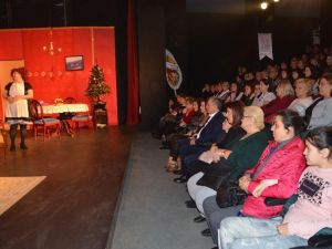 Kuşadası Belediye Tiyatrosu yeni oyununu sahneye koydu
