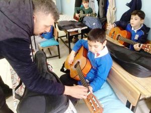 Sarıgöl Halk Eğitim Merkezinden gitar kursu