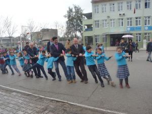Protokol ve öğrenciler halat çekerek eğlendi
