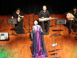 Gülses şarkılarını çocuklarla söyledi