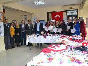 İğne oyası kursiyerlerinin ürünleri sergilendi