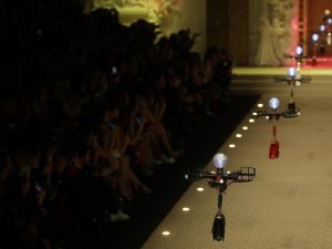Defilede çantalar ’drone’la tanıtıldı