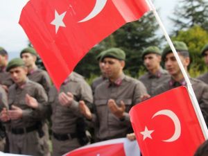 Öğrencilerden askere moral ziyareti